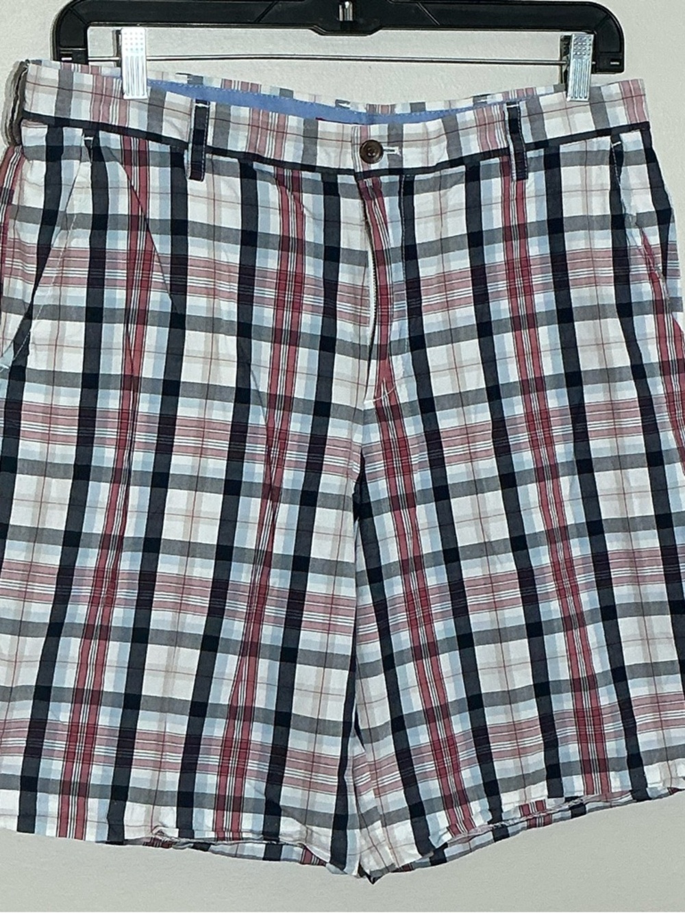 Izod Men’s Plaid Flat-Front Shorts in White, Navy & Red waist 38
